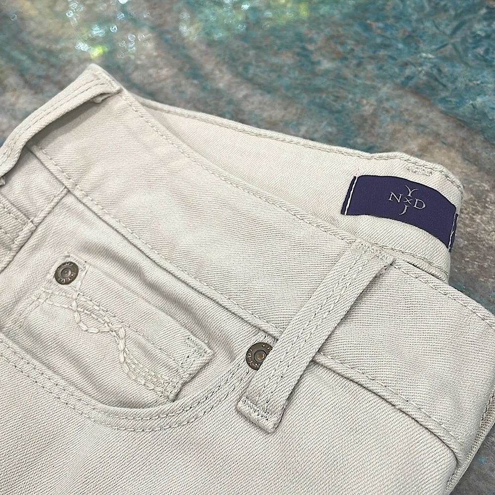 New NYDJ never worn , great cream color size 0